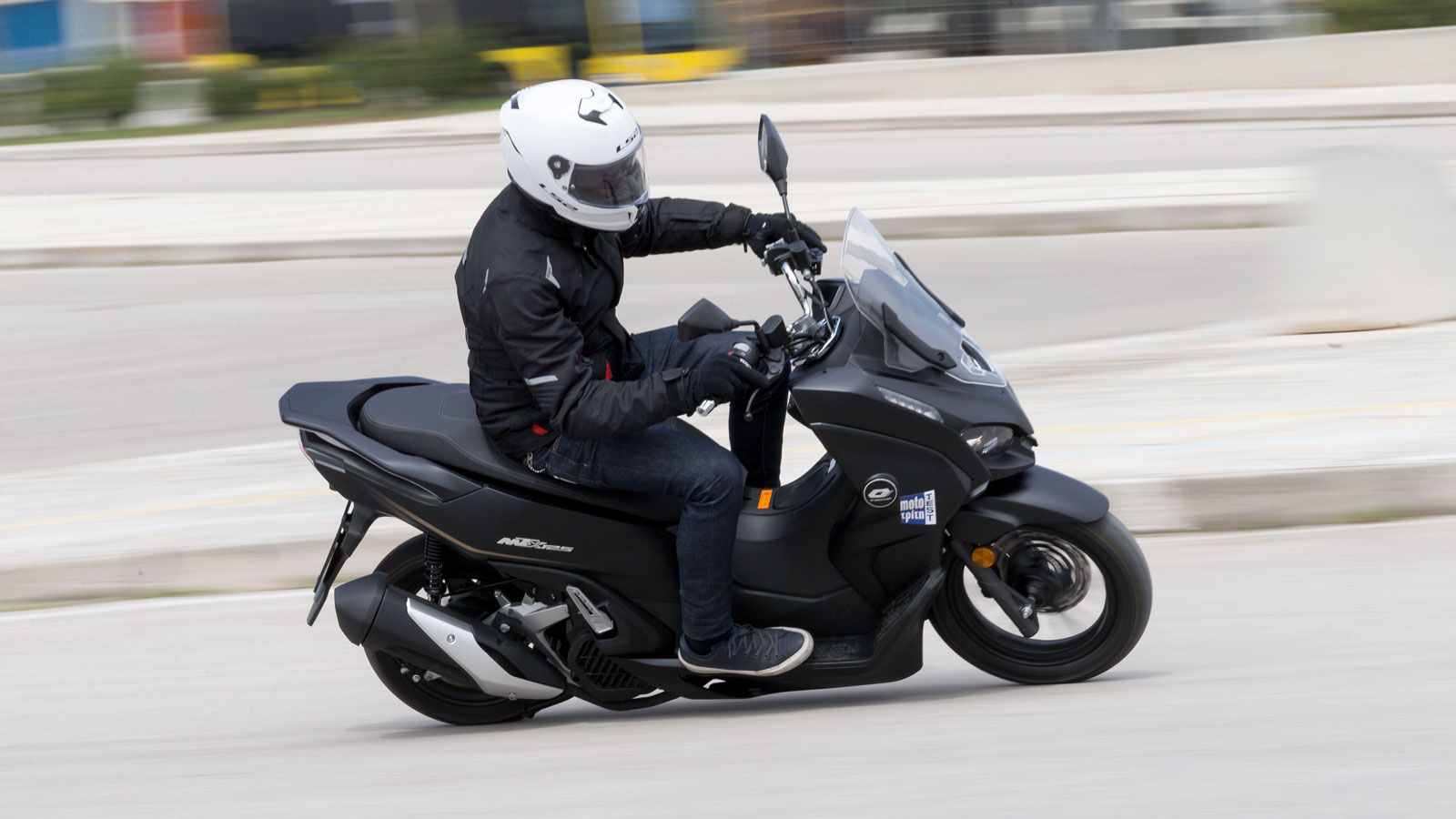 Στις μετρήσεις, το MTX 125 κατέγραψε 5,55δ για τα 0–50 χλμ./ώρα και 15,9δ για τα 0–80, με μέση κατανάλωση μόλις 2,7 λίτρα/100 χλμ., στοιχείο που το τοποθετεί ανάμεσα στα πιο οικονομικά scooter της κατηγορίας.